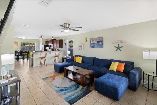 Beach Retreat With Pool Table And Smart Tvs - アメリカ