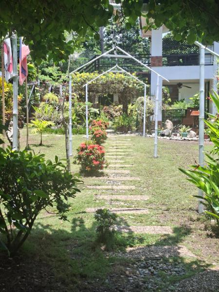 The English Filipina Secret Garden Resort - Tigbauan