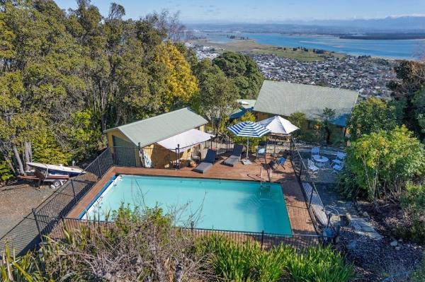 Hilltop Ocean Views - Outdoor Baths & Pool - Richmond