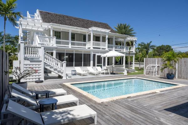 Buena Vista Estate - Historic Estate Private Pool, Golf Cart Home - Eleuthera