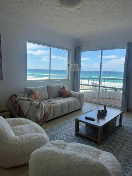 Immaculate Beachfront Views, Pool, Spa, Parking - Surfers Paradise