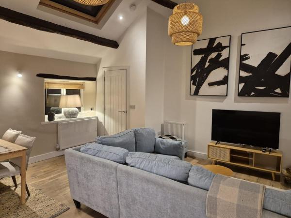 Character Property For 2 Adults & 2 Children - Stockport