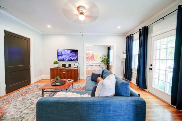 Vibrant And Cozy 2br Near Uptown With Balcony - Charlotte