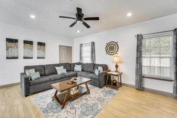 Walk To Parks & Dining! Universal City Home - Universal City, TX