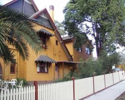 A la foto es mostra l'objecte Burwood Bed and Breakfast situat a la ciutat de Sydney.