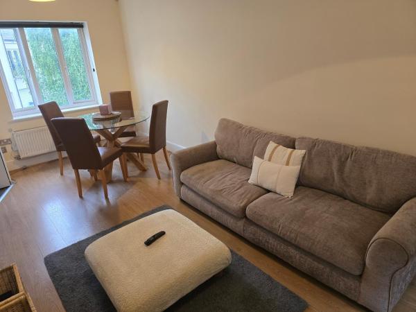 Stylish 3 Bed Flat With Private Balcony - Bristol