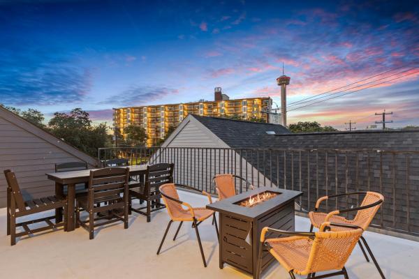 Unique Duplex - 18 Beds - Downtown Terrace View - San Antonio