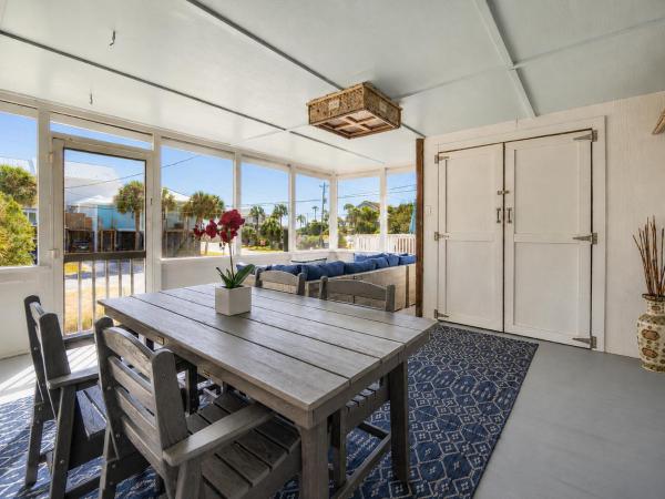 220 W Ashley - Corner Cottage - Central Location - Folly Beach, SC