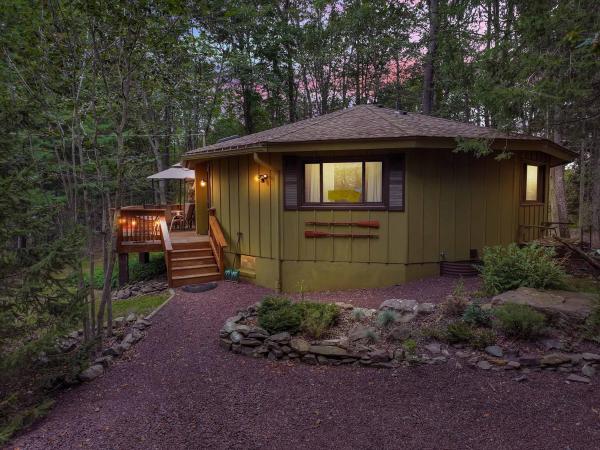 Chic 2 Bd 2 Ba Near Skiing Fireplace Etc - Pocono Pines, PA