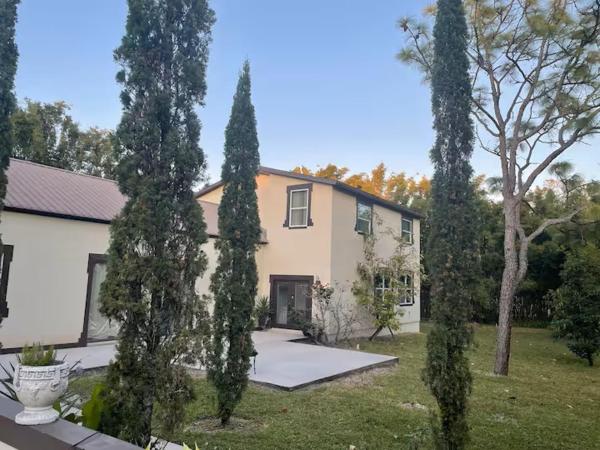 A Stunning Retreat On A Luxurious 2-acre Estate - Lake Mary, FL