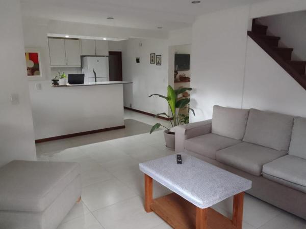 Hermosa Casa En Pinamar, Con Pileta Al Aire Libre - Pinamar