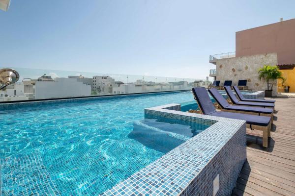 Quiet Condo W Rooftop Pool, Backyard & Parking - Playa del Carmen