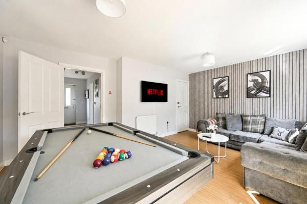 Regna Villa - 4 Bdr, Parking X2, 6 Beds, Sleeps 9 - Romford