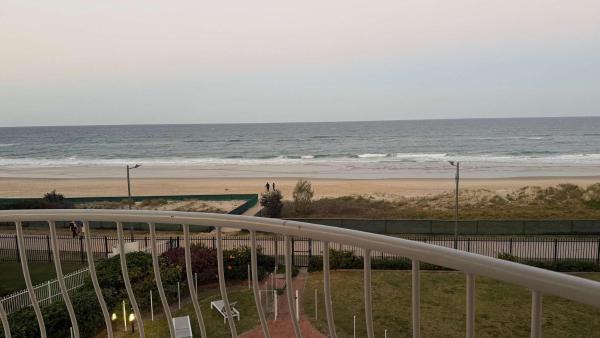 Absolute Beachfront Apt Parking Ocean Views Pets Welcome - Broadbeach
