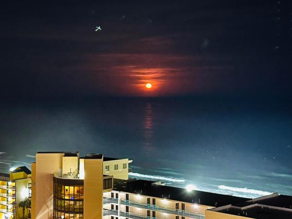 Charming Beach View 3br King Pool B152 - Myrtle Beach, SC