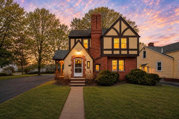 Cozy 3br Tudor Home W Spacious Backyard - Chagrin Falls, OH