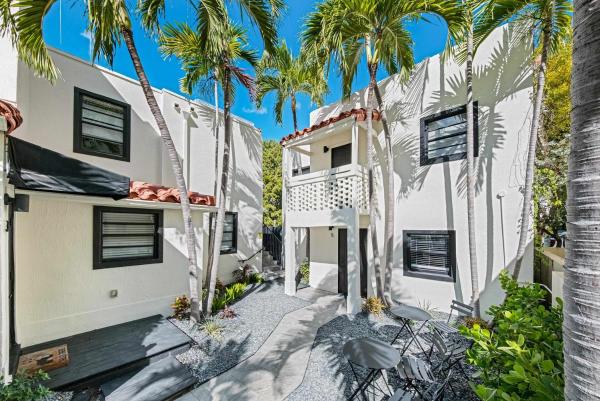 Real 1924 Art Deco One-bedroom In Mid-beach With A Courtyard Patio And Free Reserved Parking - Miami Beach