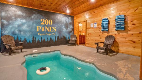 200 Pines- Scenic Log Retreat, Hot Tub, Indoor Pool & Dogs Ok - Sevierville, TN