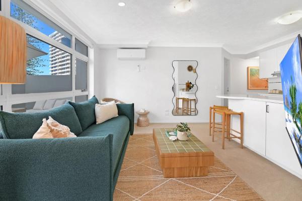 Seaside Getaway - King Bed - Large Private Courtyard - Parking - Surfers Paradise
