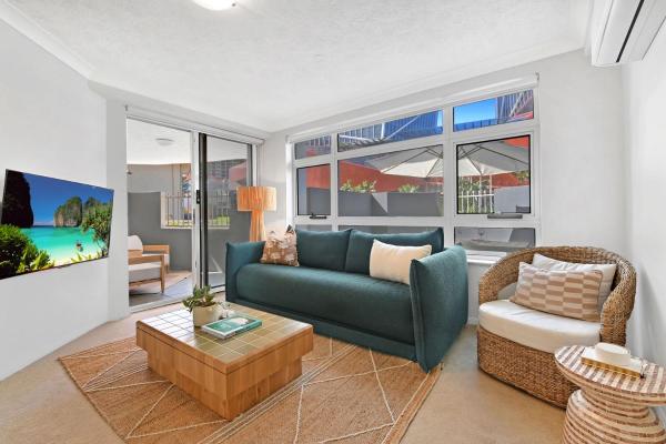 Seaside Getaway - King Bed - Large Private Courtyard - Parking - Broadbeach