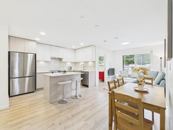 Spacious 3br 2ba Condo Near King George Skytrain - Surrey, BC