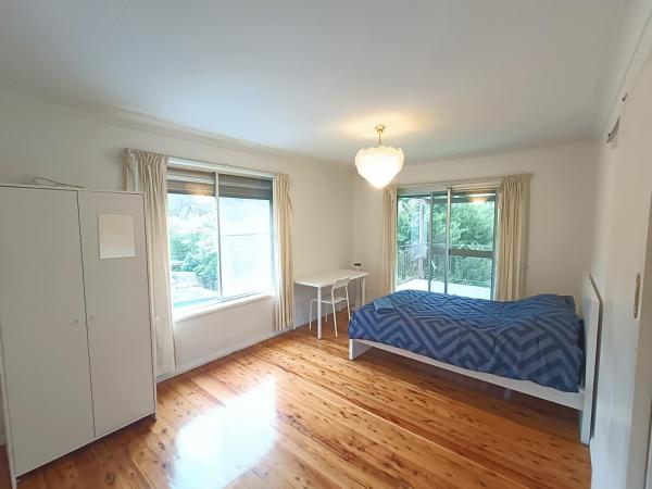 Comfortable Queen Room With Private Balcony - E2 - Hornsby