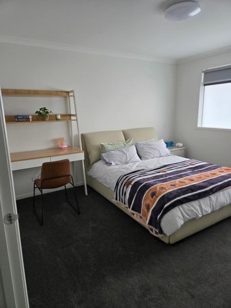 Berwick Modern Private Room- Lounge Room,bath,shower,toilet - Clyde North