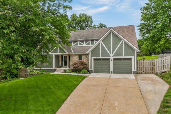 The Shawnee Smart Estate Spacious Sleeps 10 - Shawnee, KS
