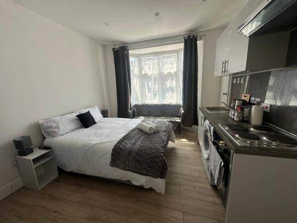  - Thames Ditton