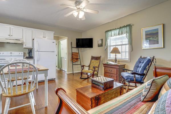 Porch & Fire Pit Access! Quiet Broadway Cottage - Broadway, VA