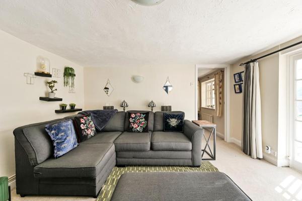 Stylish 2br Home, Private Garden & Driveway - Bedford