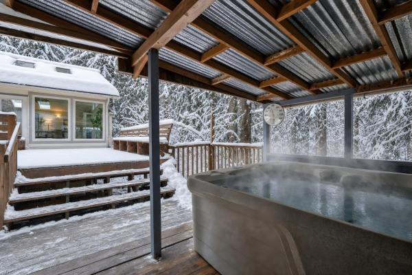 Spacious River Cabin - Hot Tub - Sleeps 8 - Oregon