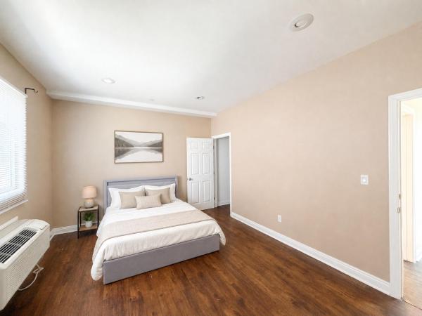 Spacious Private Room In 3 Bedrooms Unit - South Gate, CA