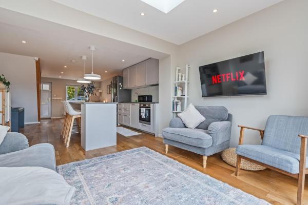 Bracknell - Modern 3 Bed House - Free Parking, Sleeps 5 - Berkshire