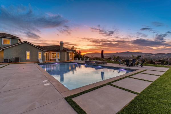 Murrieta Manor - Temecula 6-acre Estate, 50ft Pool, Spa, Theater & Mini Golf - Murrieta, CA