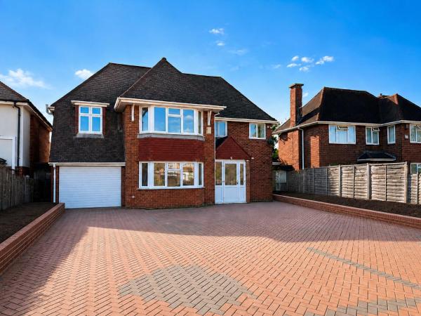 Grand House Near Hillingdon Station 6 Bedrooms, 4 Bathrooms & Private Gated 6 Parking Spaces - トゥイッケナム