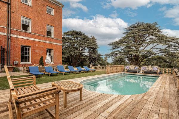 Wilde Cedar With Swimming Pool - Bracknell