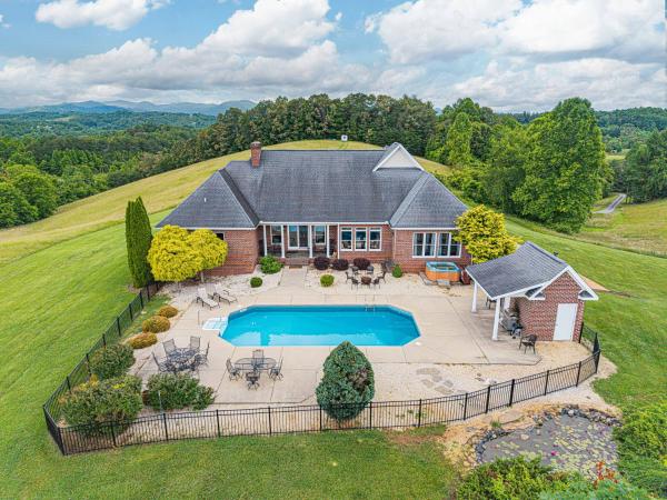 Luxury Getaway Home With Panoramic Views, Pool & Hot Tub! - North Carolina