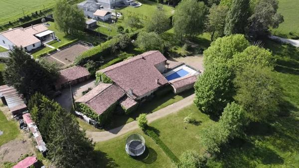 Maison Familiale Avec Piscine Et Grand Jardin - Les Epesses