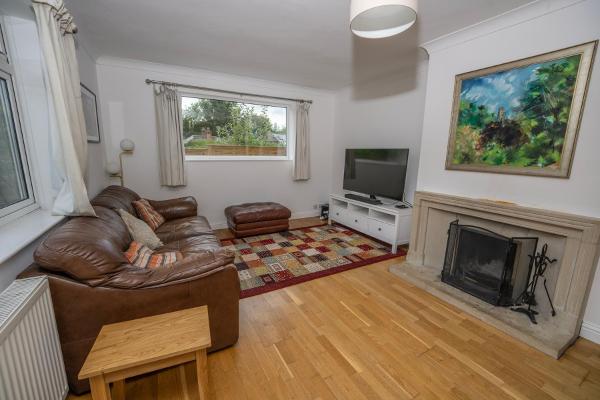 Peaceful Glastonbury Bungalow - Ideally Located - Glastonbury