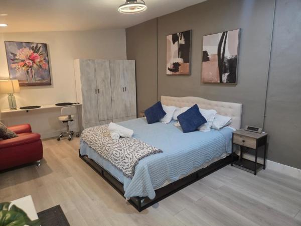 Palm Bay Studio - Cutler Bay, FL