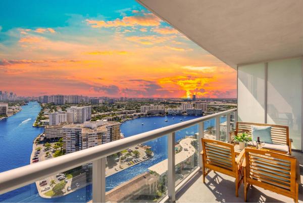 Intracoastal View Apt Pool & Beach Access - Hallandale Beach, FL