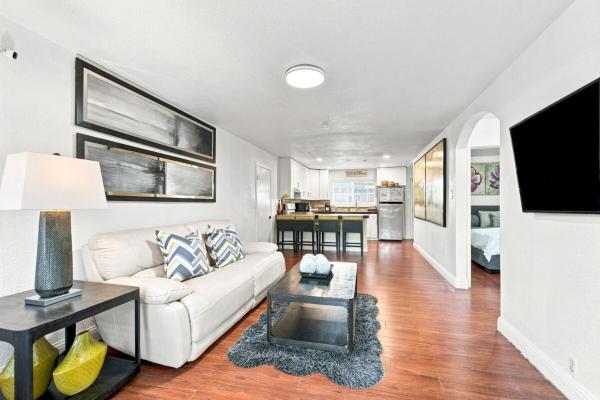 Cozy Family Getaway For 3 Br 1 Ba With Parking - Hayward, CA