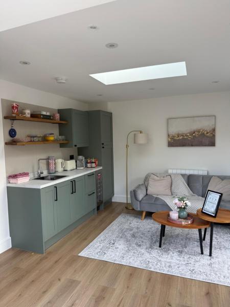 Gatwick Located Modern Guesthouse With Parking - Crawley