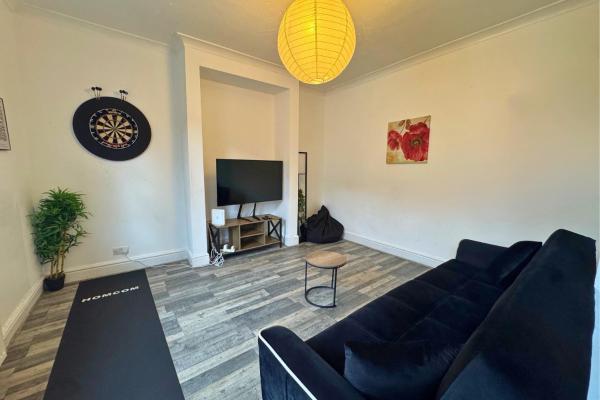 Stylish And Cozy 2bdr With Free Street Parking - Manchester