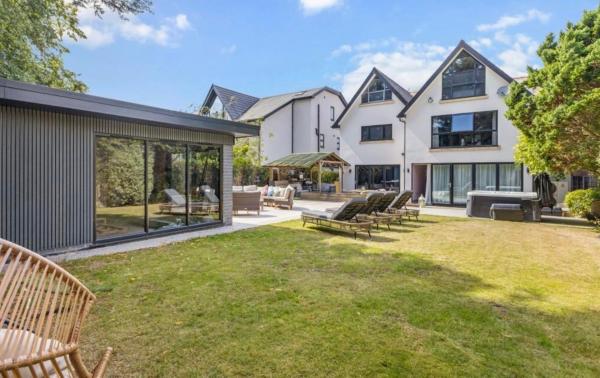 Luxury 5-bed Hale Barns Home Cinema & Games - Manchester