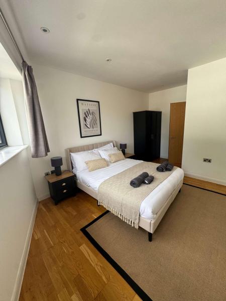 95 Haydon Place - Central Guildford Townhouse With Parking - Guildford