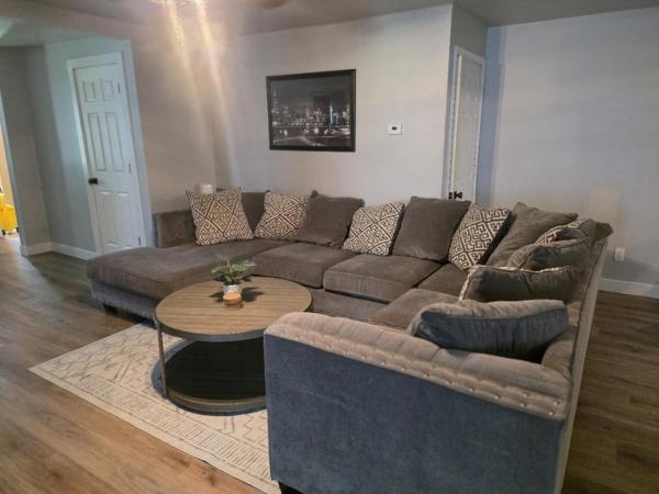 2 Bedroom With King Suite, Large Space, Pet Friendly, Steps From Downtown Jolie - Joliet, IL