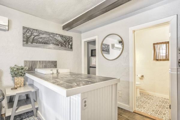 San Ayre Court - The Granite Peak Two-bedroom Suite (Unit 8) - Manitou Springs, CO