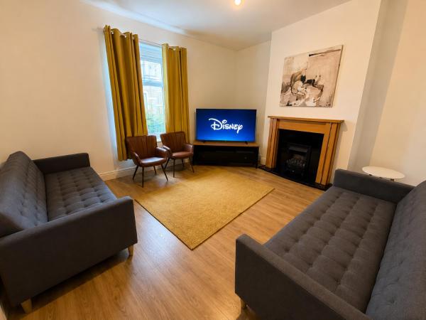 Spacious Huddersfield Stay For 11 -3br Home-fast Wifi, Workspace - Parking -University - Huddersfield